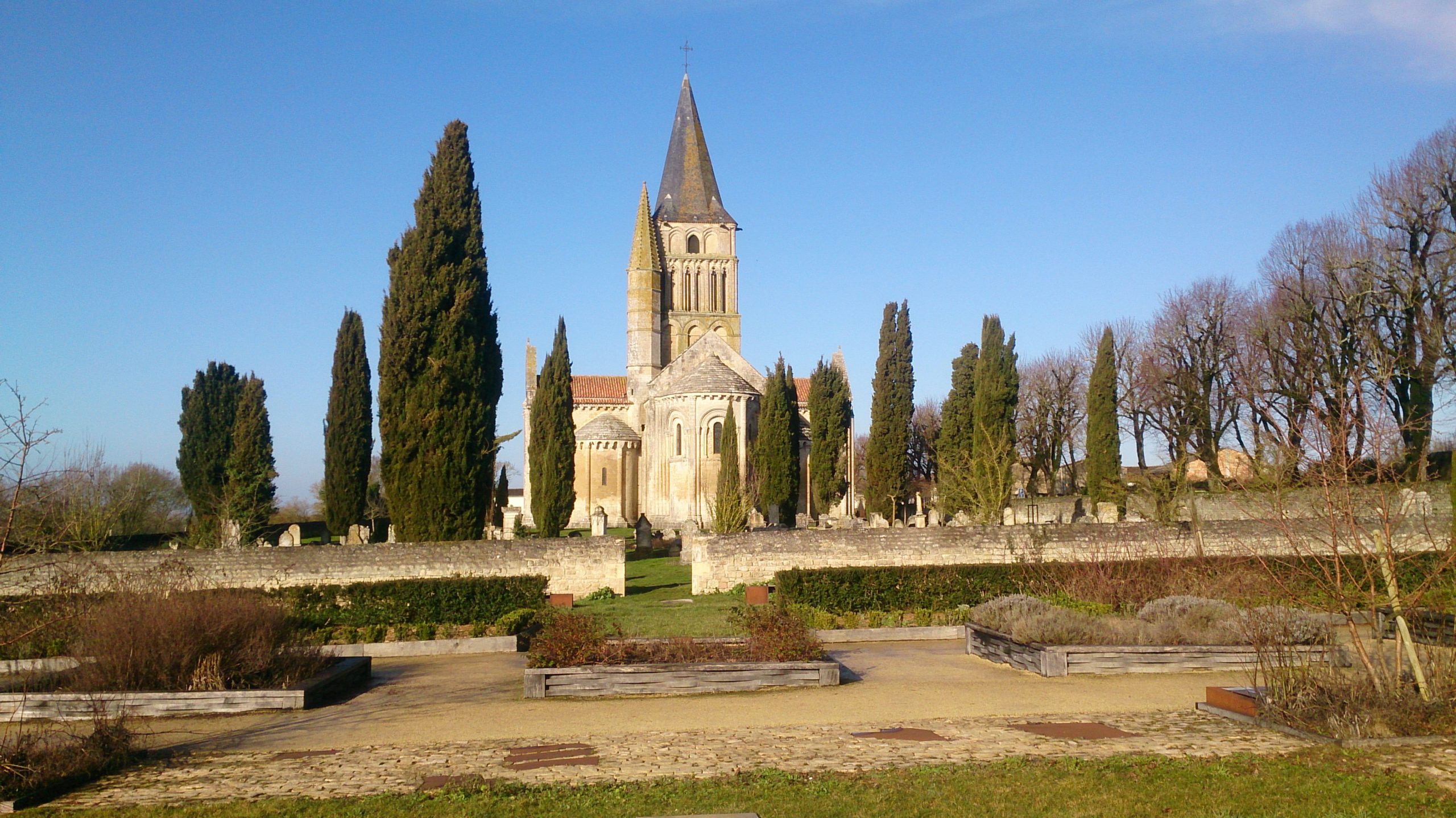 l' église Saint-Pierre d' Aulnay, joyau de l'art roman