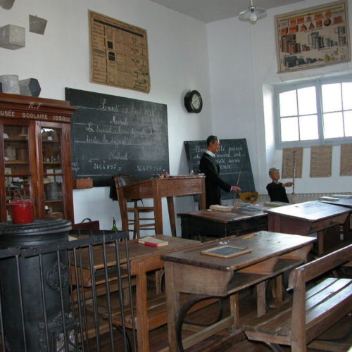 Interieure salle de classe musée de Vergné